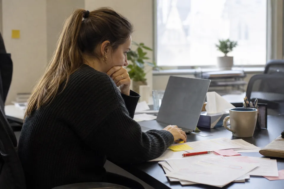 Retention manager reviewing a dunning email sequence on her laptop